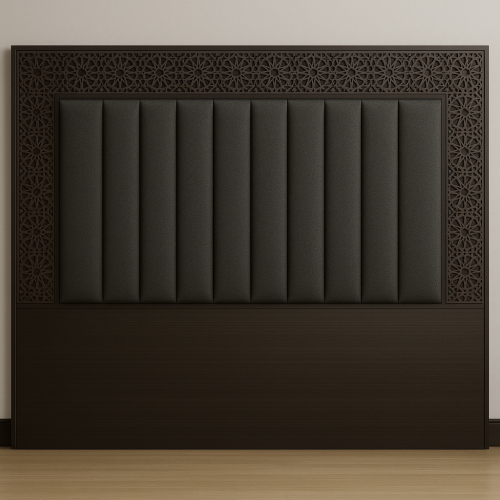 جدار خشب داكن مع قماش مخطط وإطار مزخرف